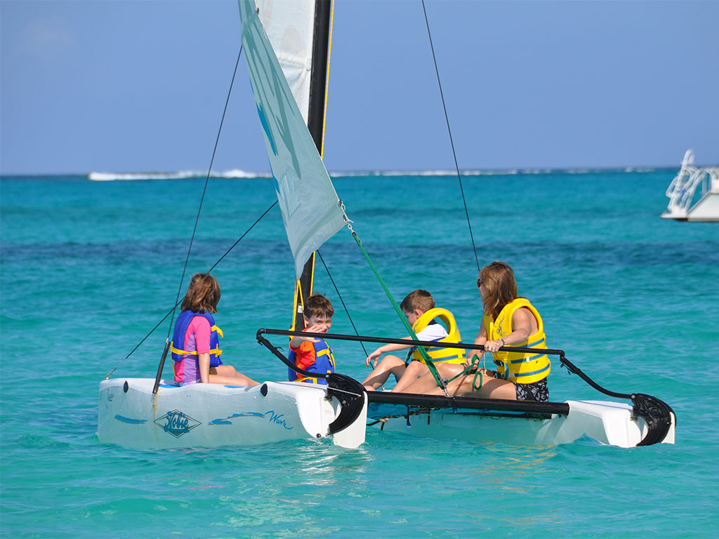 photo of Ashley sailing her 3 preschool kids on a small boat